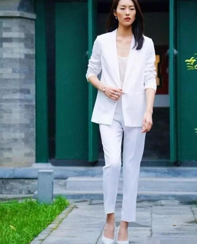 女款白色西装裤配什么鞋子合适?