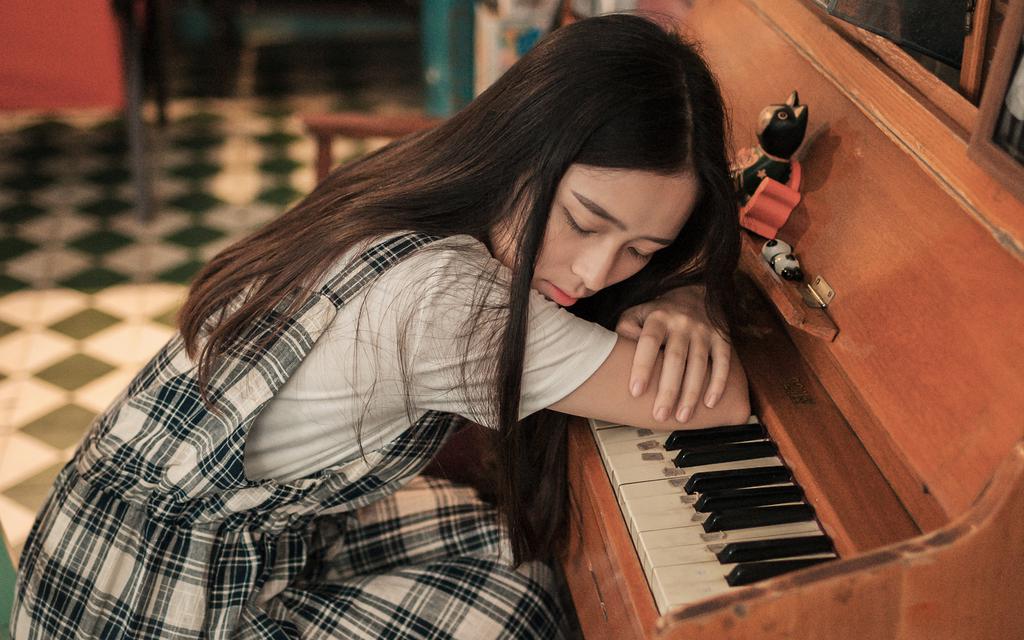 爱上了不该爱的她 趁着女友睡觉我们在一起了