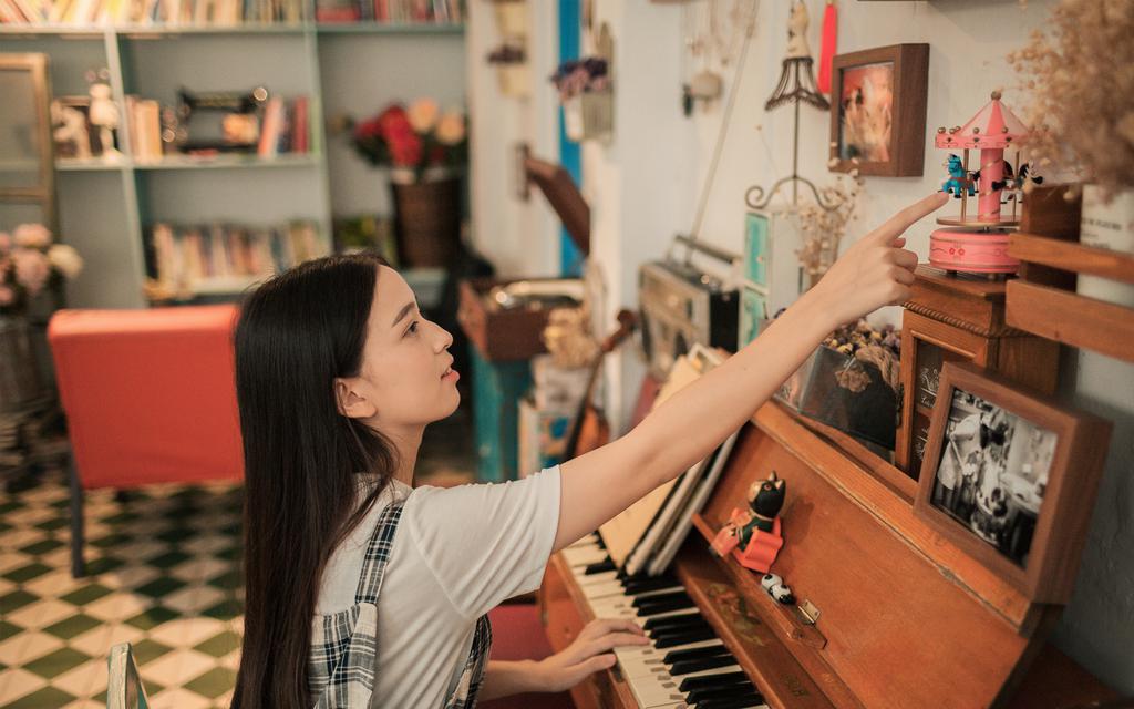 爱上了不该爱的她 趁着女友睡觉我们在一起了