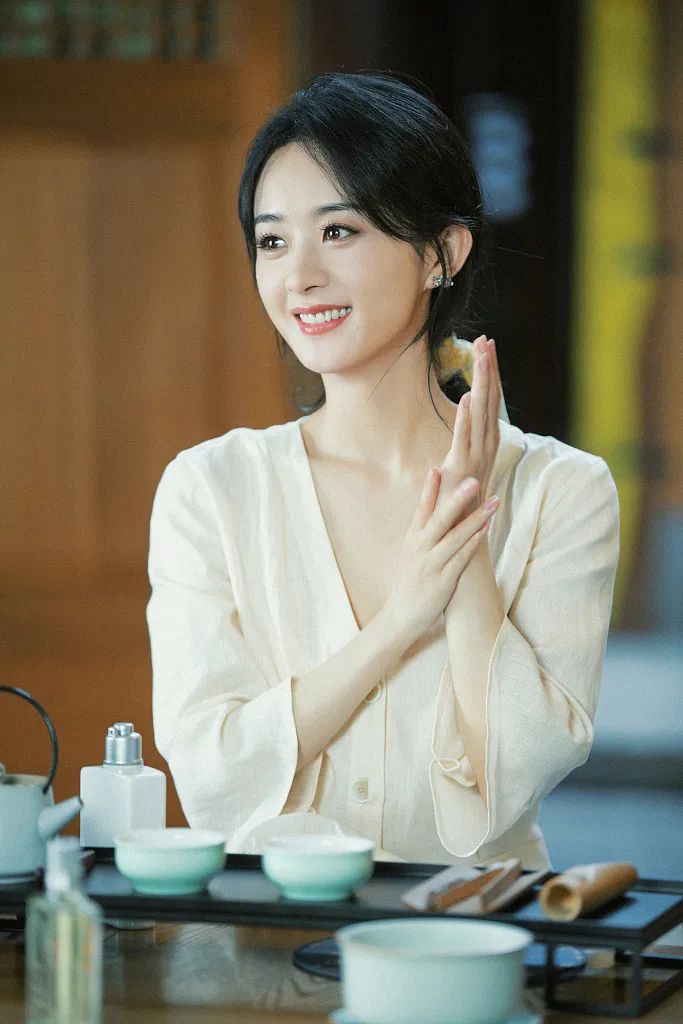 赵丽颖穿素色长裙清丽脱俗！雪肤玉貌越来越美