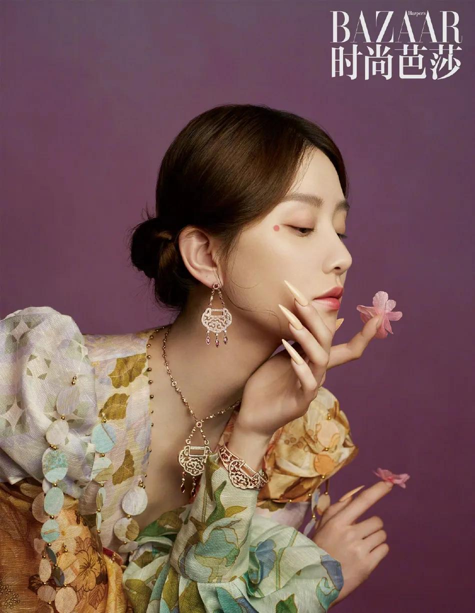 刘诗诗牡丹花间大片灿若春华！肤白貌美清新脱俗