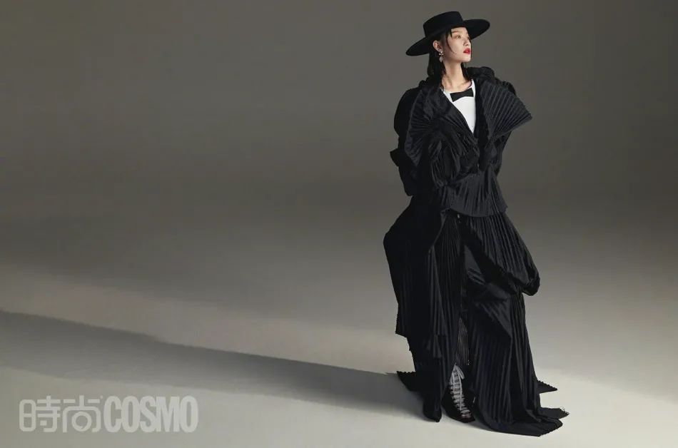 倪妮登时尚杂志封面超英姿飒爽!雪肤玉貌性感美艳