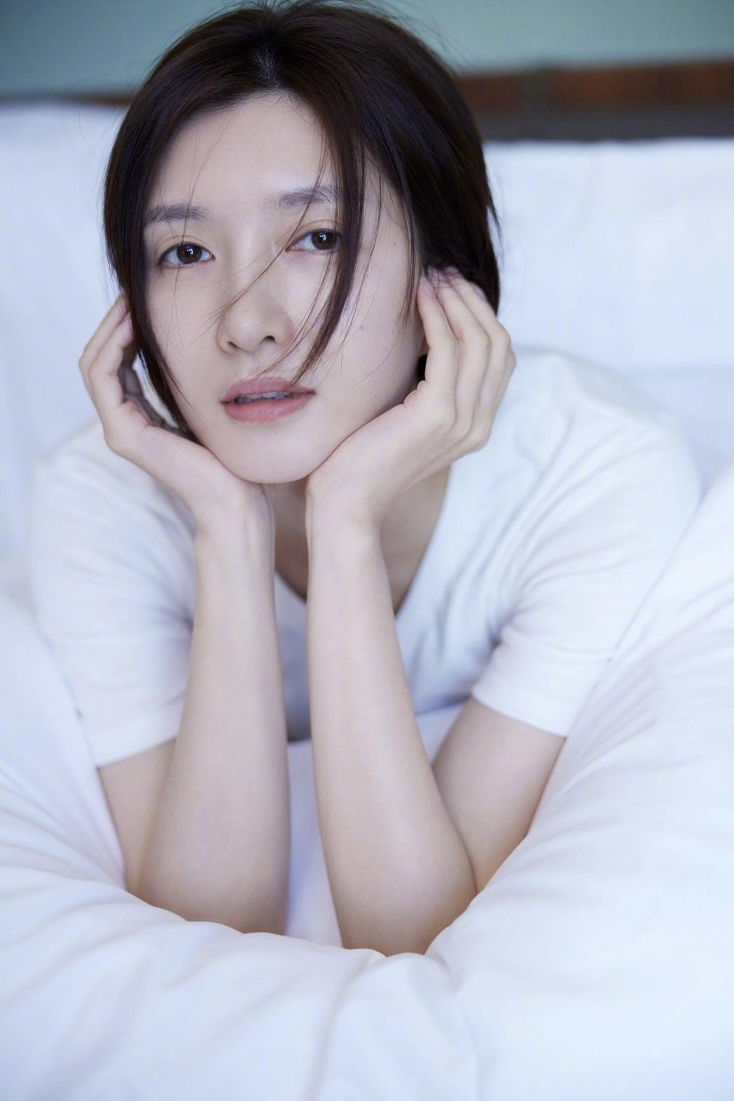 江疏影35岁生日晒素颜照，穿V领T恤秀锁骨性感美丽