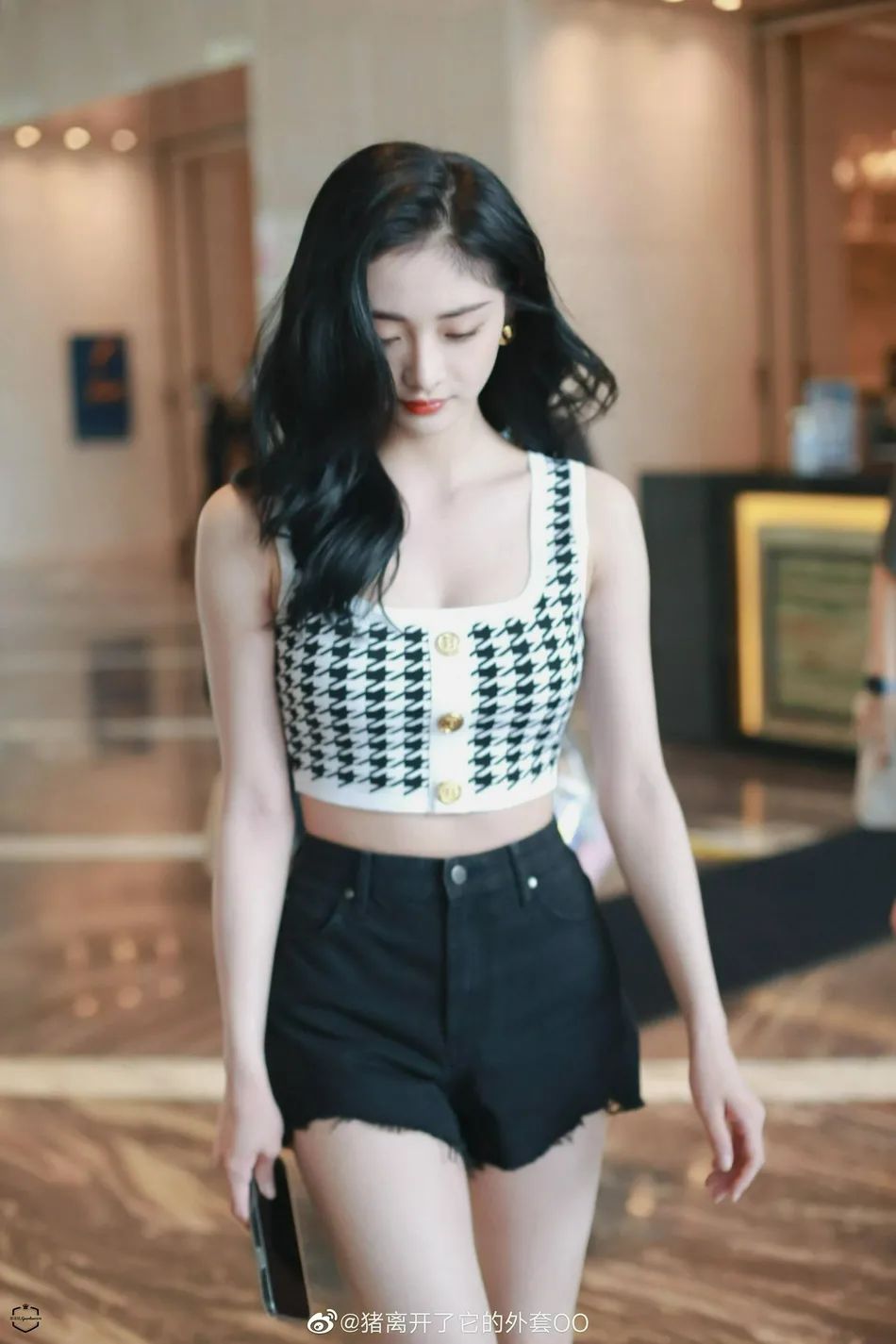 周洁琼穿紧身上衣黑短裤超靓!雪肤玉貌太性感美艳