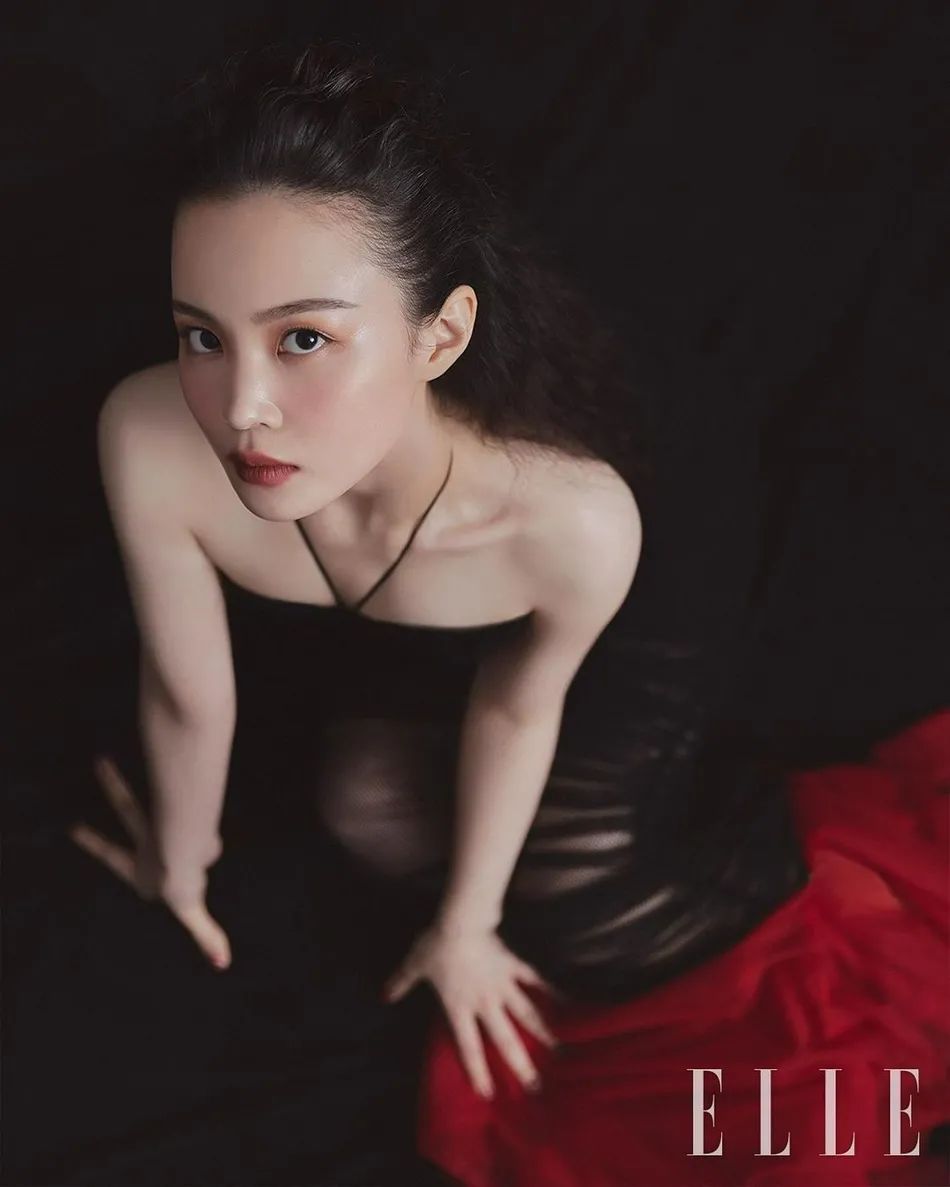 韩国女星李遐怡美妆写真图片!雪肤玉貌太性感