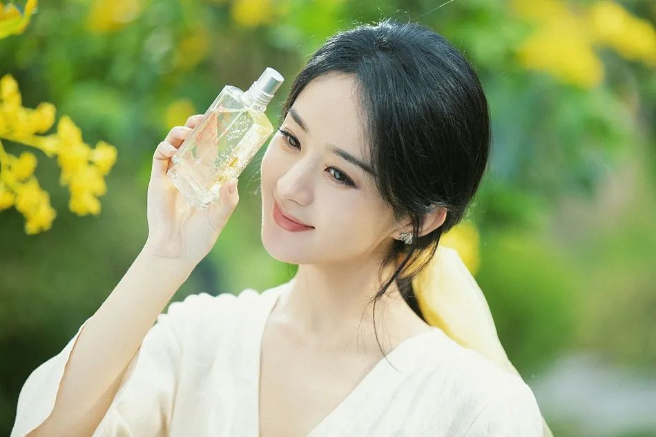 赵丽颖穿素色长裙清丽脱俗！雪肤玉貌越来越美