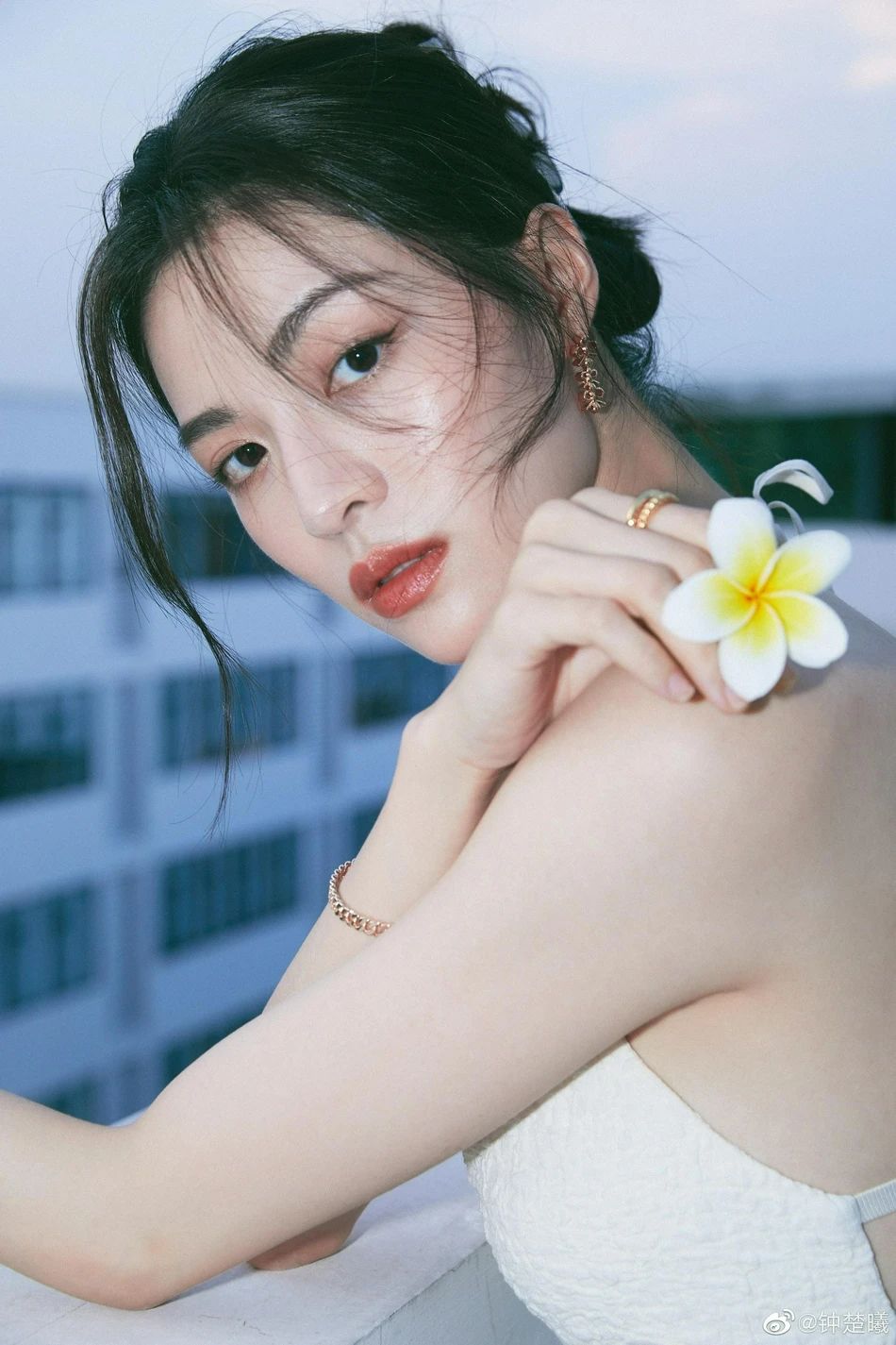 钟楚曦穿吊带抹胸露背长裙很美艳！魔鬼身材太性感妩媚