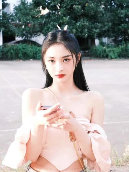 周洁琼穿紧身上衣黑短裤超靓!雪肤玉貌太性感美艳