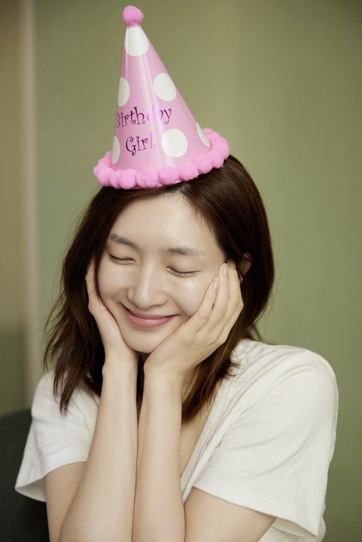 江疏影35岁生日晒素颜照，穿V领T恤秀锁骨性感美丽