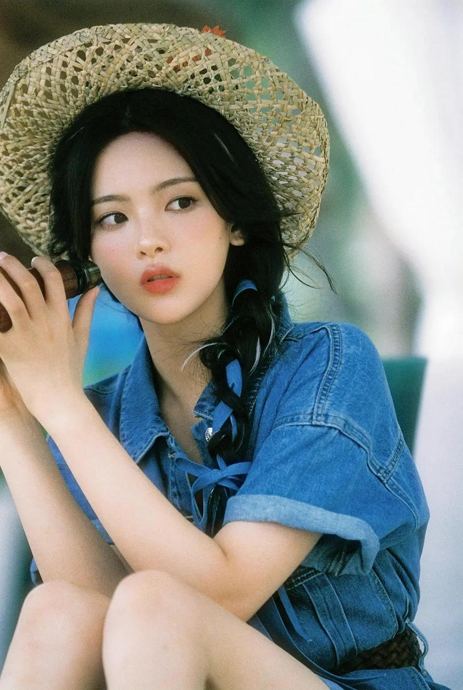 杨超越夏日度假风美图曝光！雪肤玉貌大长腿太靓丽多姿