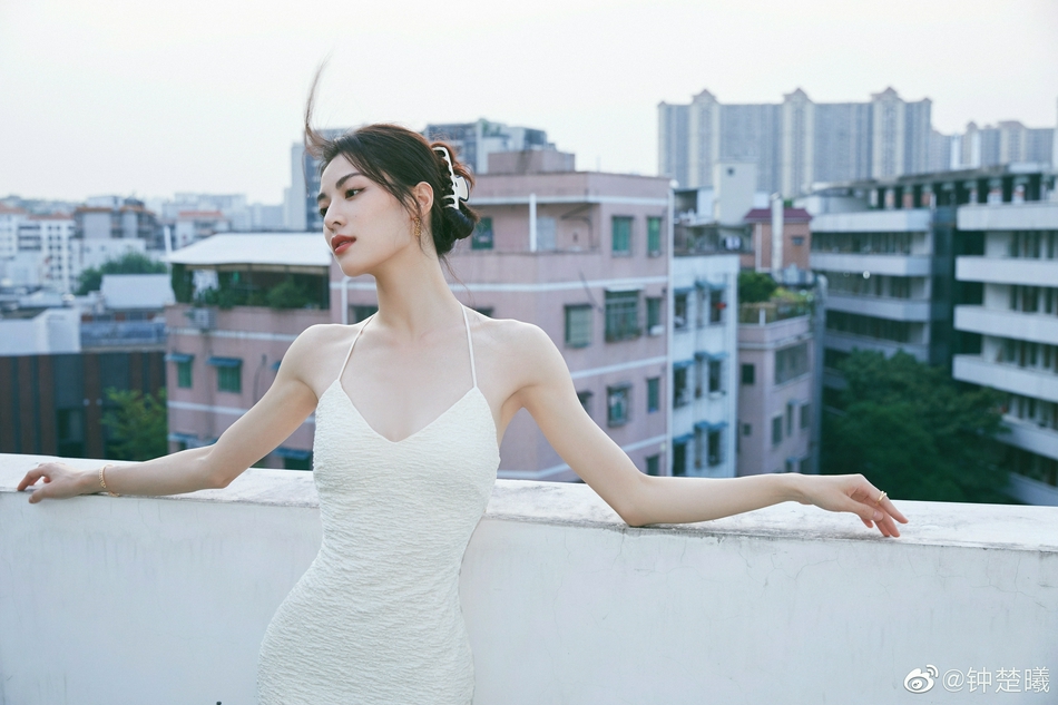 钟楚曦穿吊带抹胸露背长裙很美艳！魔鬼身材太性感妩媚