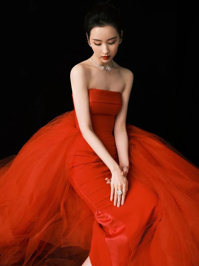 陈都灵穿抹胸红裙美艳绝伦!魔鬼身材性感美丽