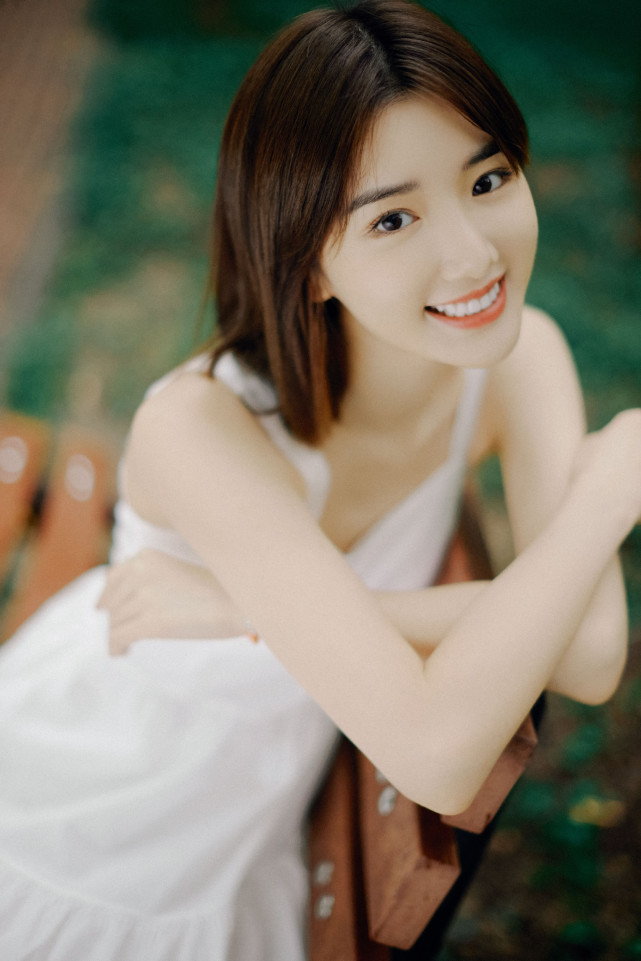 毛晓彤白裙短发清新脱俗美若天仙,跳绳走铁轨引回忆杀