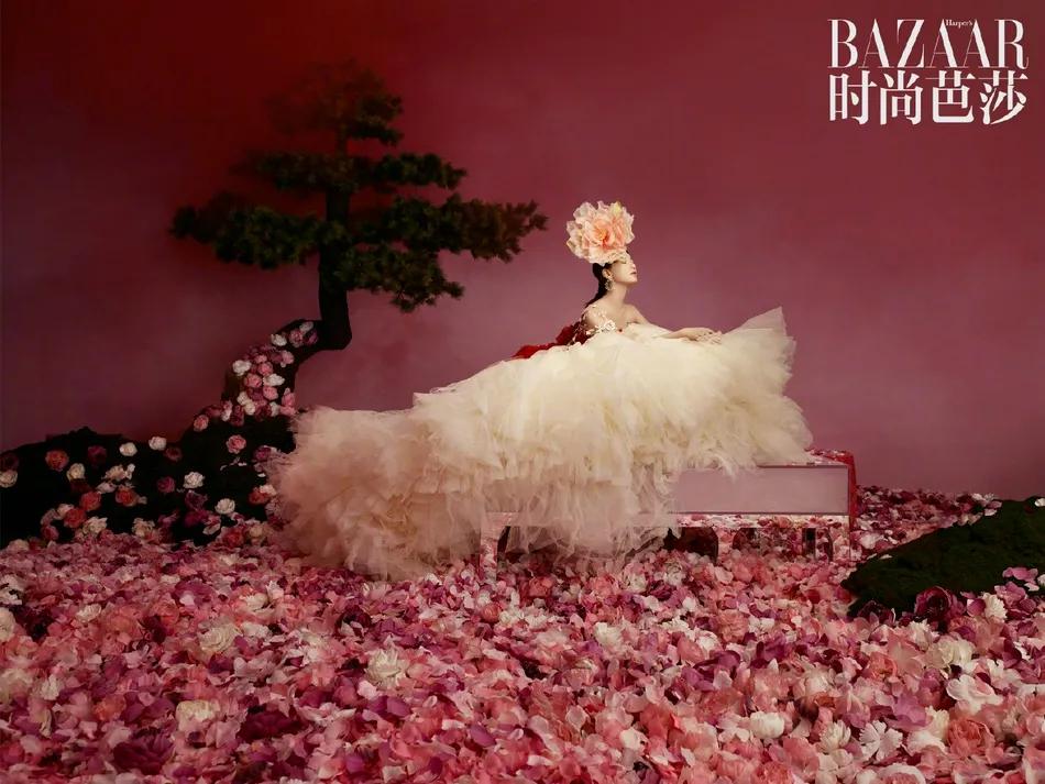 刘诗诗牡丹花间大片灿若春华！肤白貌美清新脱俗