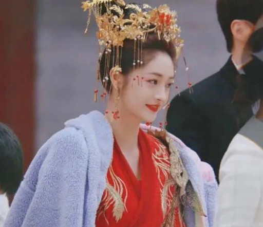 当流量小花都穿上红色“嫁”衣,白鹿中气十足,周洁琼诠释美