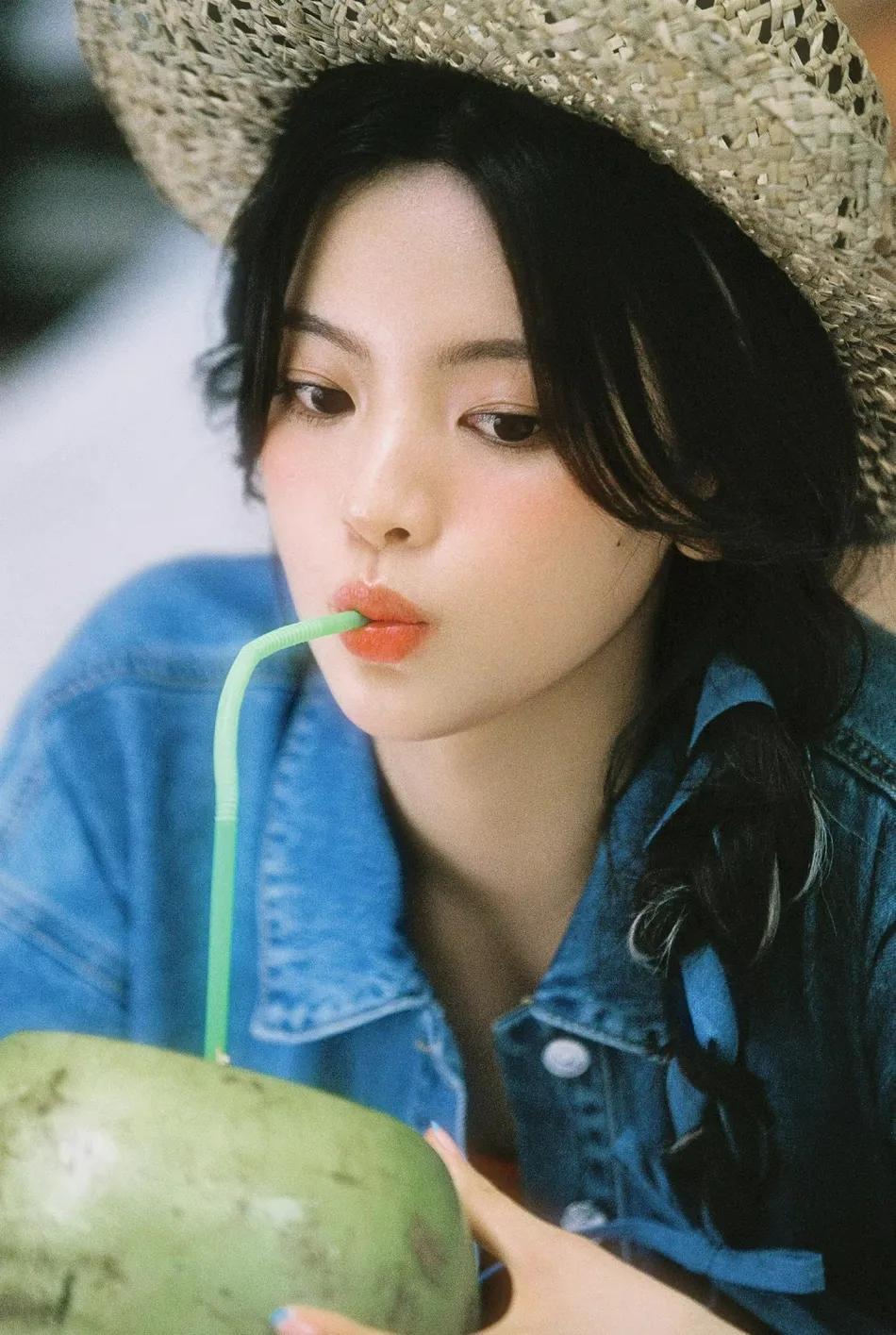 杨超越夏日度假风美图曝光！雪肤玉貌大长腿太靓丽多姿