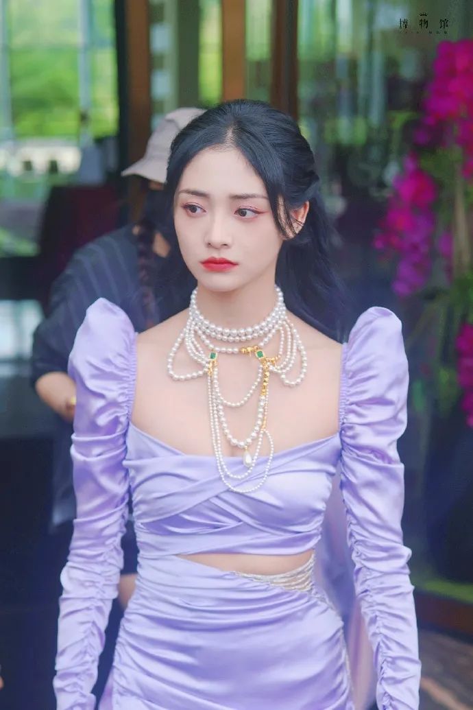 周洁琼穿紧身上衣黑短裤超靓!雪肤玉貌太性感美艳