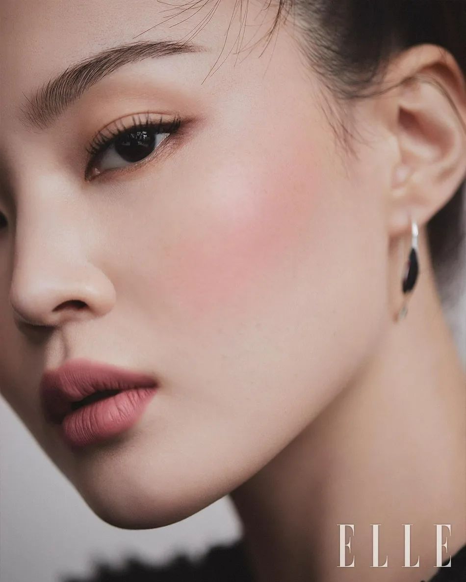 韩国女星李遐怡美妆写真图片!雪肤玉貌太性感