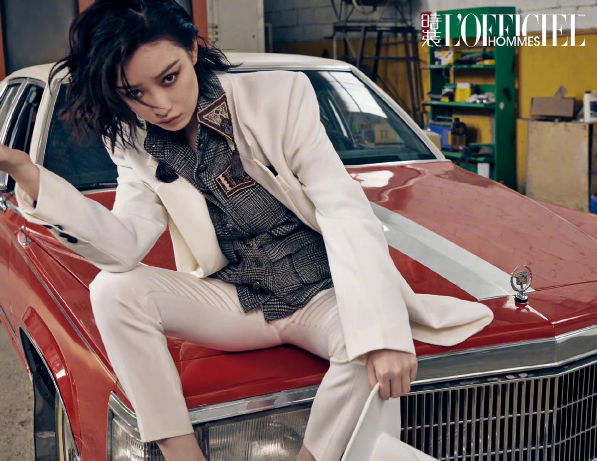 倪妮湿发烟熏妆好撩人，面对镜头大秀锁骨，这气质太绝了