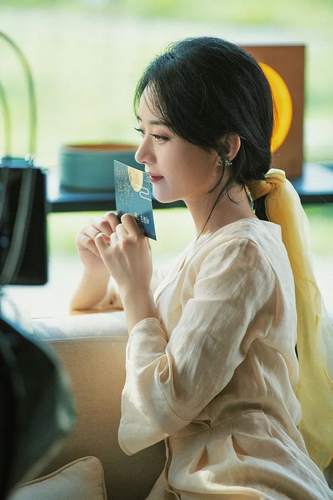 赵丽颖穿素色长裙清丽脱俗！雪肤玉貌越来越美