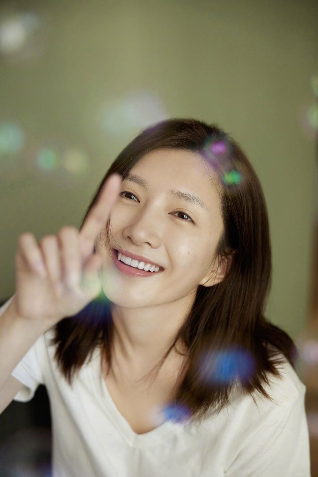 江疏影35岁生日晒素颜照，穿V领T恤秀锁骨性感美丽