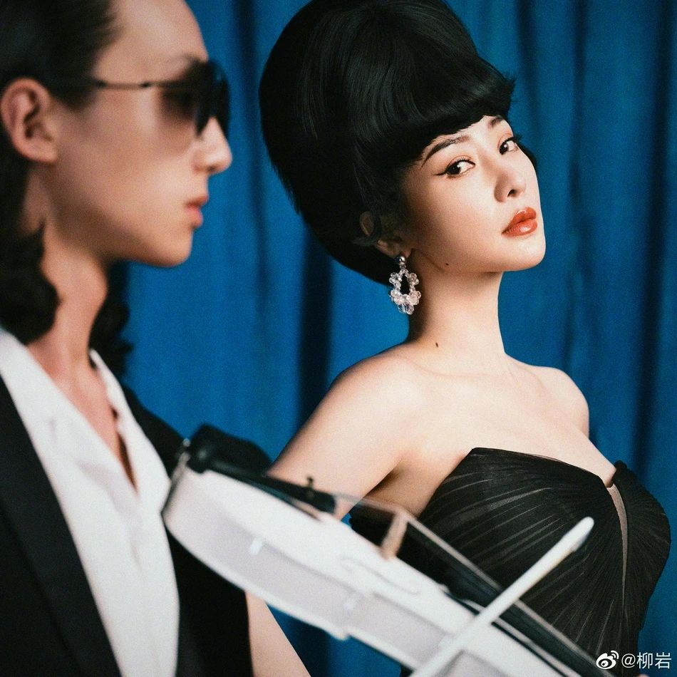 柳岩化身复古女郎大秀事业线!性感御姐太性感撩人