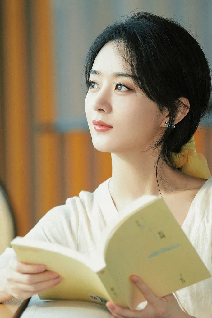 赵丽颖穿素色长裙清丽脱俗！雪肤玉貌越来越美