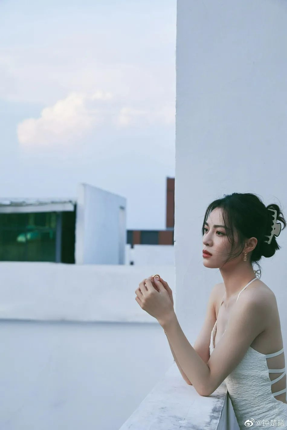 钟楚曦穿吊带抹胸露背长裙很美艳！魔鬼身材太性感妩媚