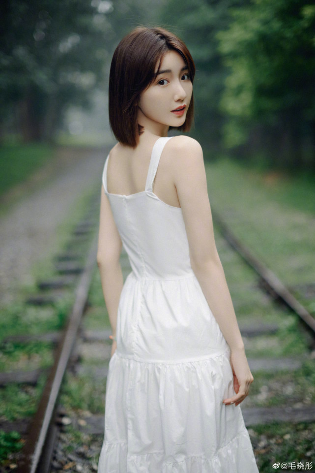 毛晓彤白裙短发清新脱俗美若天仙,跳绳走铁轨引回忆杀