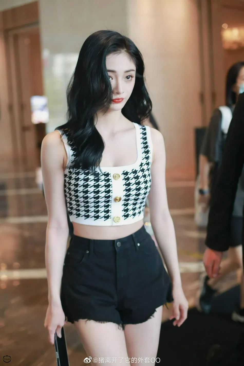 周洁琼穿紧身上衣黑短裤超靓!雪肤玉貌太性感美艳