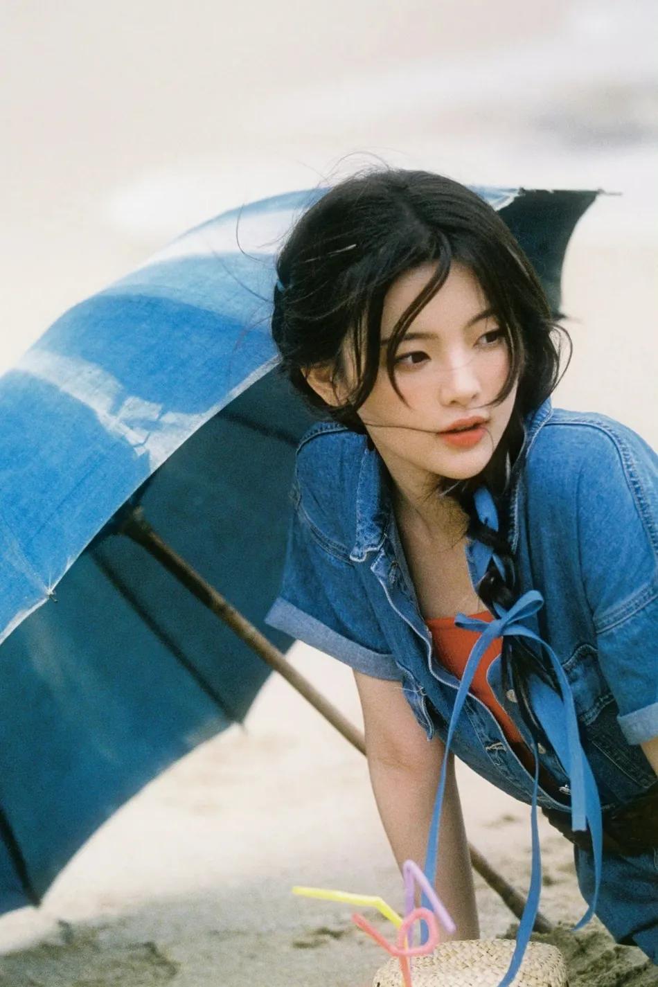 杨超越夏日度假风美图曝光！雪肤玉貌大长腿太靓丽多姿