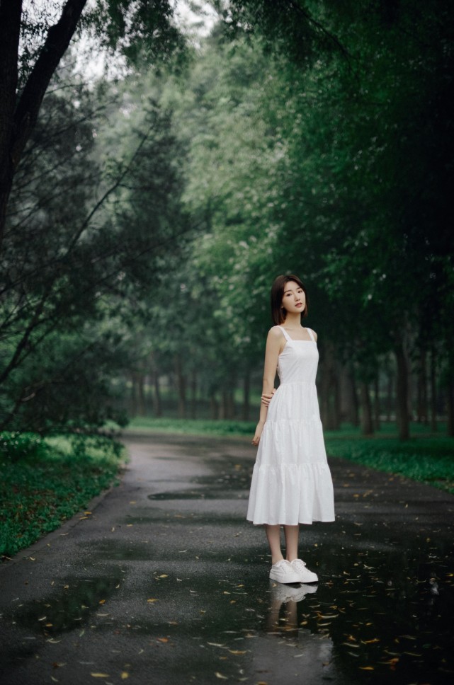 毛晓彤白裙短发清新脱俗美若天仙,跳绳走铁轨引回忆杀