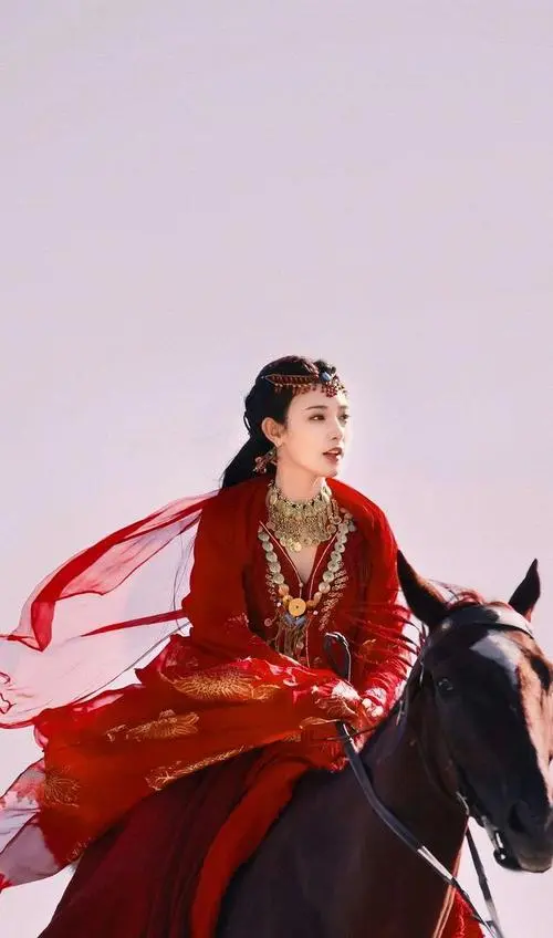 当流量小花都穿上红色“嫁”衣,白鹿中气十足,周洁琼诠释美