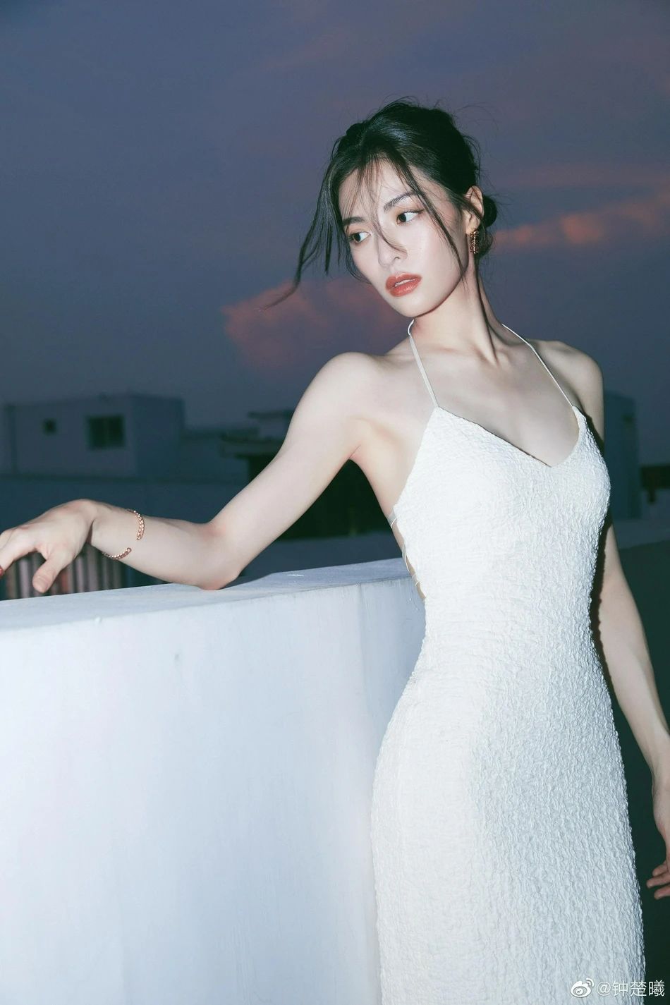 钟楚曦穿吊带抹胸露背长裙很美艳！魔鬼身材太性感妩媚