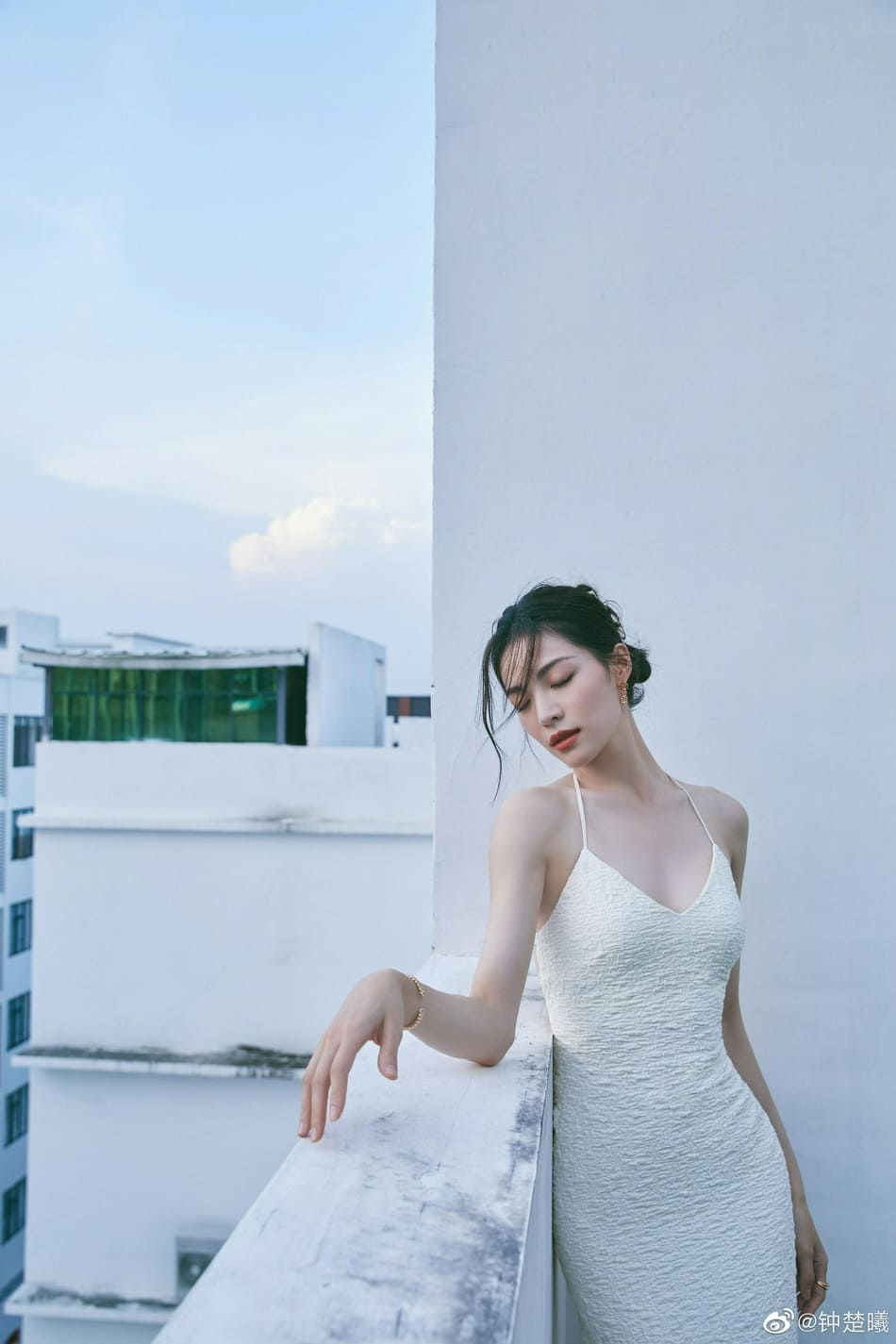 钟楚曦穿吊带抹胸露背长裙很美艳！魔鬼身材太性感妩媚