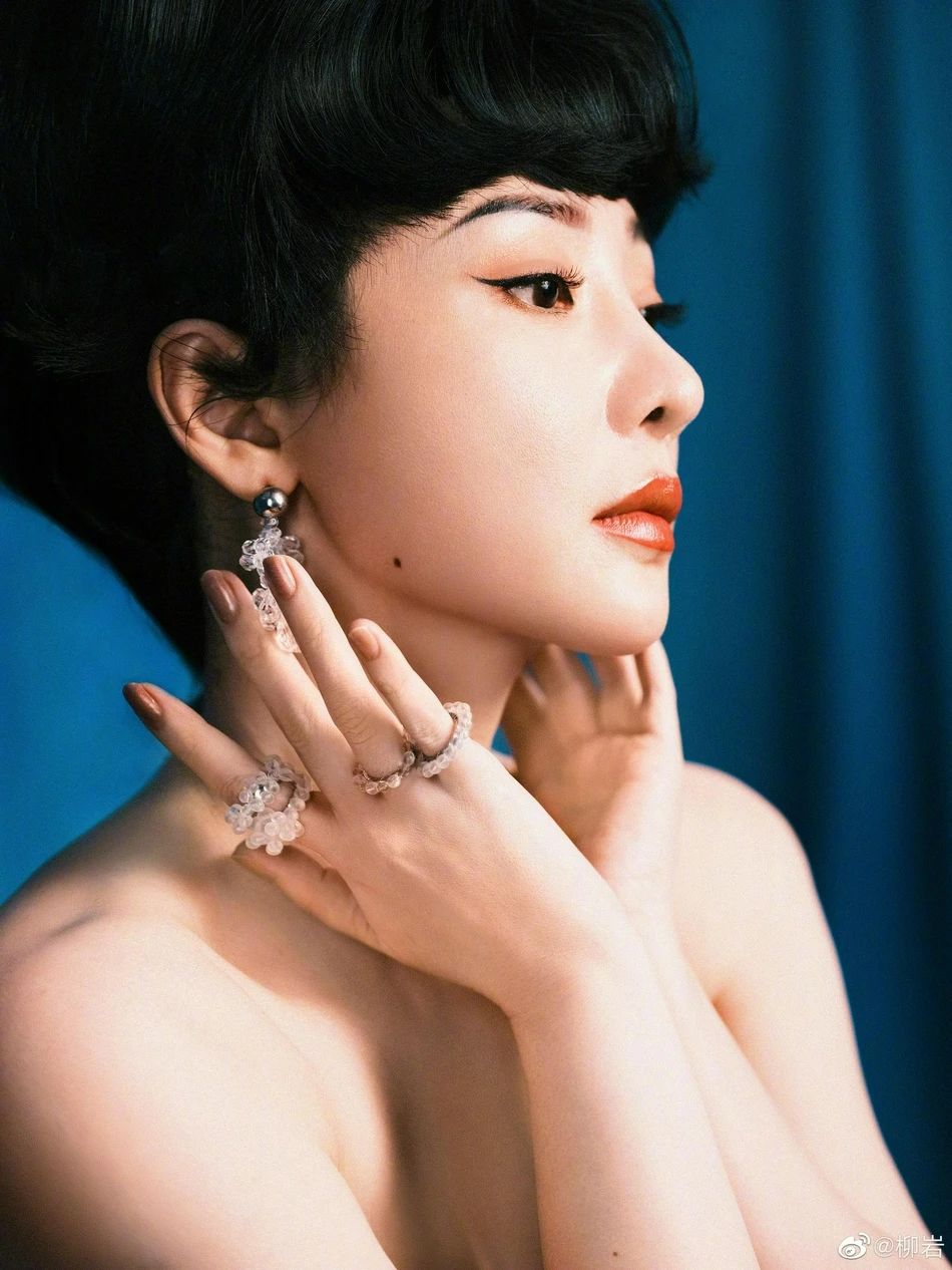 柳岩化身复古女郎大秀事业线!性感御姐太性感撩人