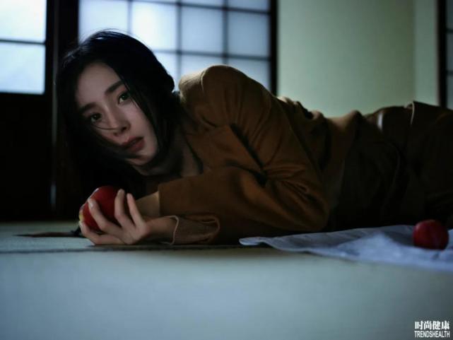 杨幂登时尚杂志,自曝曾吃着糖看情侣吵架,对爱情的理解已不一样