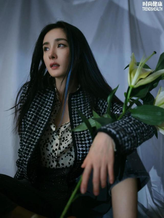 杨幂登时尚杂志,自曝曾吃着糖看情侣吵架,对爱情的理解已不一样