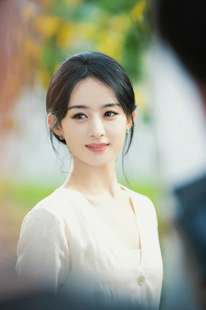 赵丽颖穿素色长裙清丽脱俗！雪肤玉貌越来越美