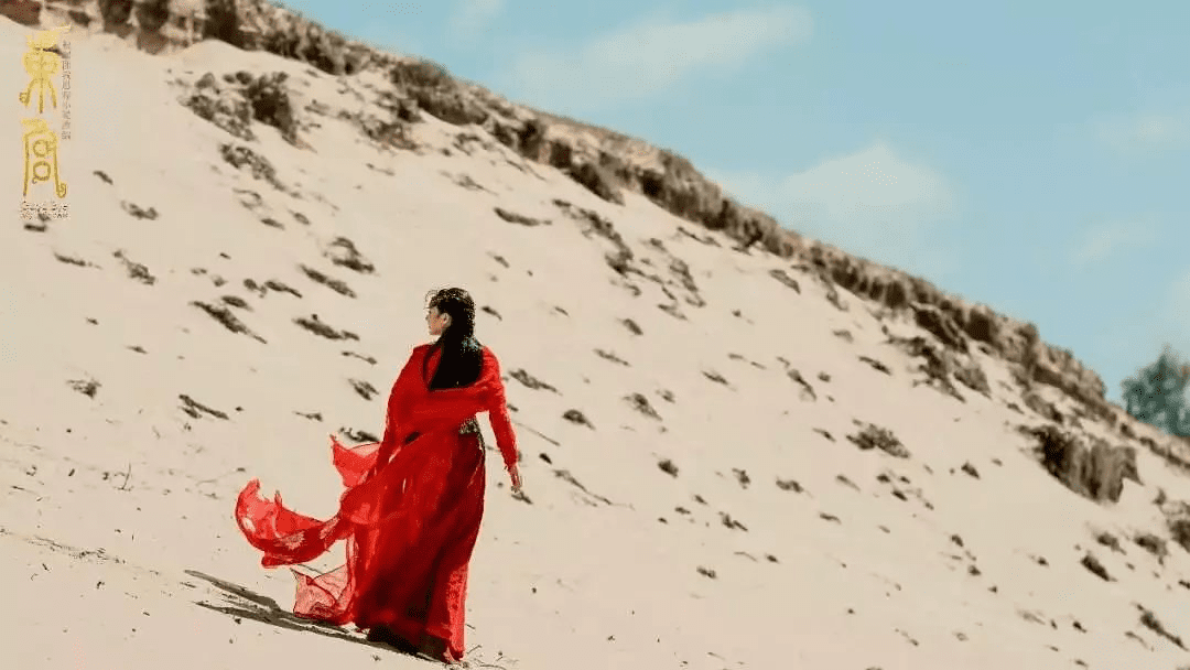 当流量小花都穿上红色“嫁”衣,白鹿中气十足,周洁琼诠释美