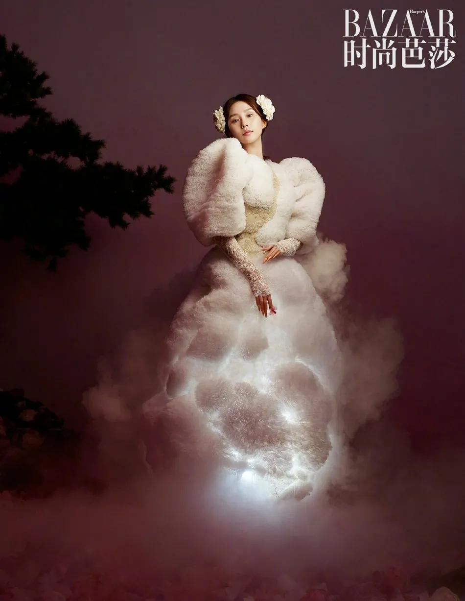 刘诗诗牡丹花间大片灿若春华！肤白貌美清新脱俗