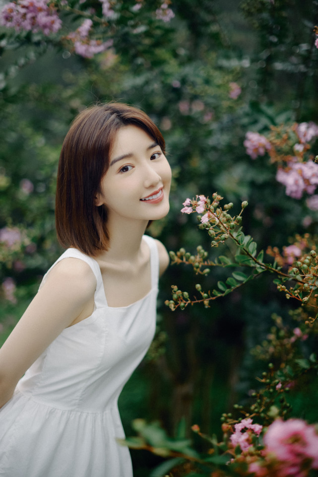 毛晓彤白裙短发清新脱俗美若天仙,跳绳走铁轨引回忆杀