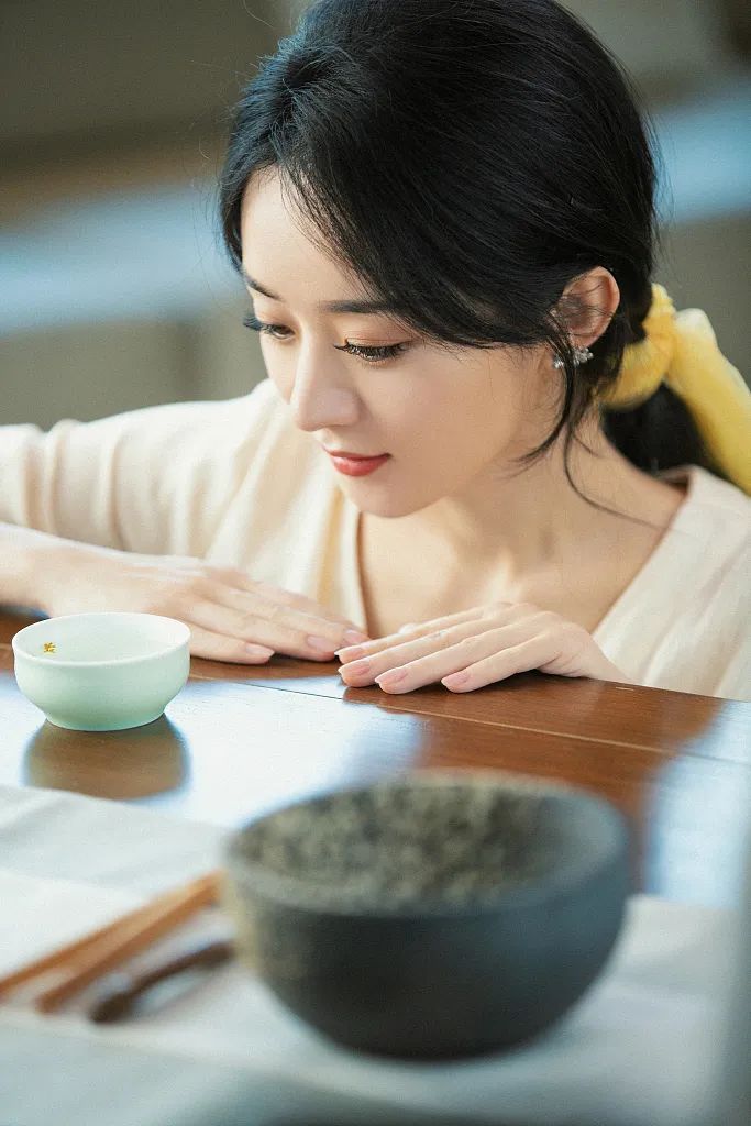 赵丽颖穿素色长裙清丽脱俗！雪肤玉貌越来越美