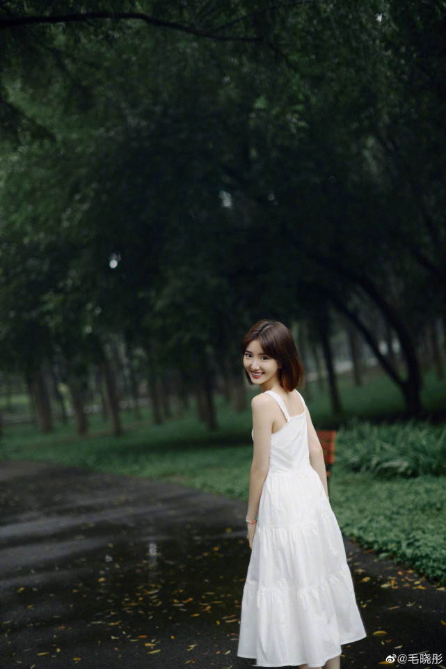 毛晓彤白裙短发清新脱俗美若天仙,跳绳走铁轨引回忆杀