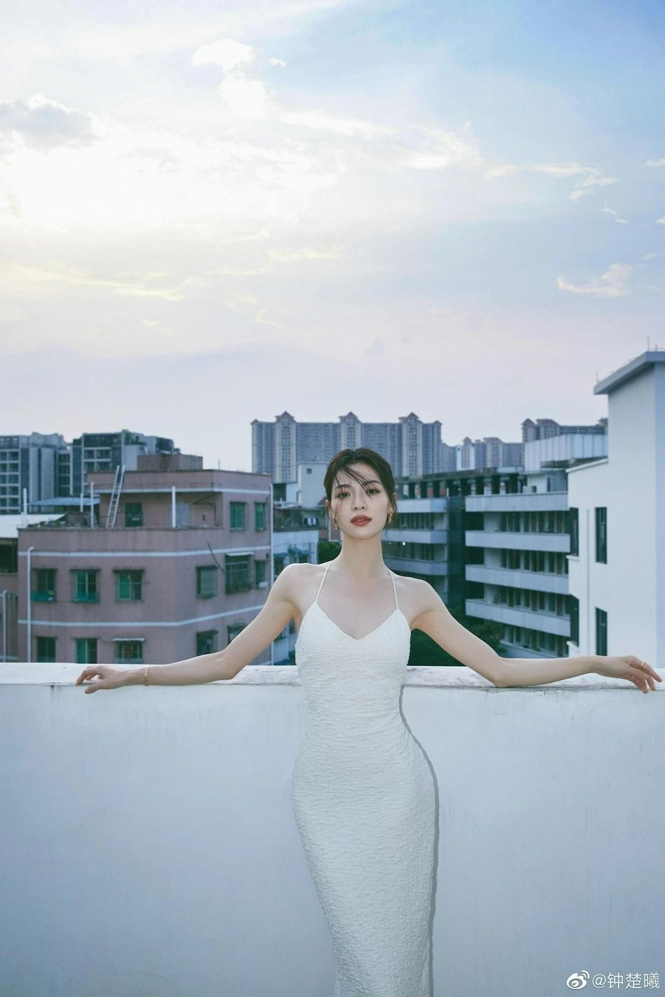 钟楚曦穿吊带抹胸露背长裙很美艳！魔鬼身材太性感妩媚