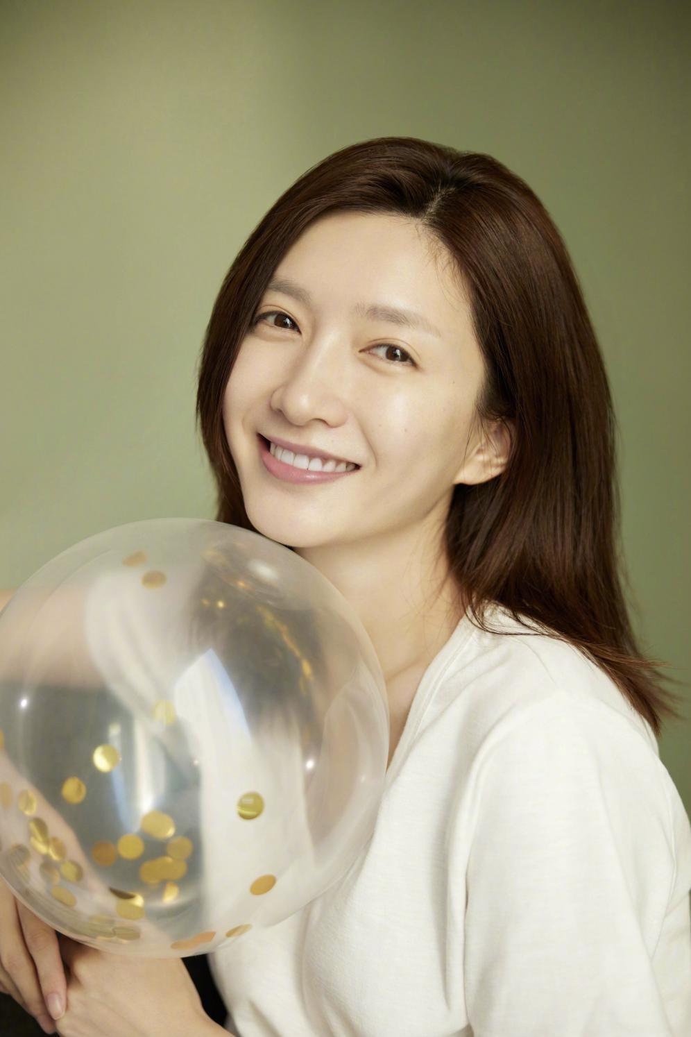 江疏影35岁生日晒素颜照，穿V领T恤秀锁骨性感美丽