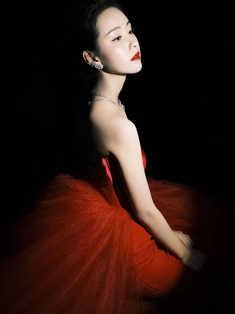 陈都灵穿抹胸红裙美艳绝伦!魔鬼身材性感美丽