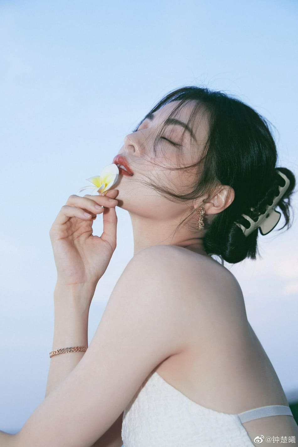 钟楚曦穿吊带抹胸露背长裙很美艳！魔鬼身材太性感妩媚