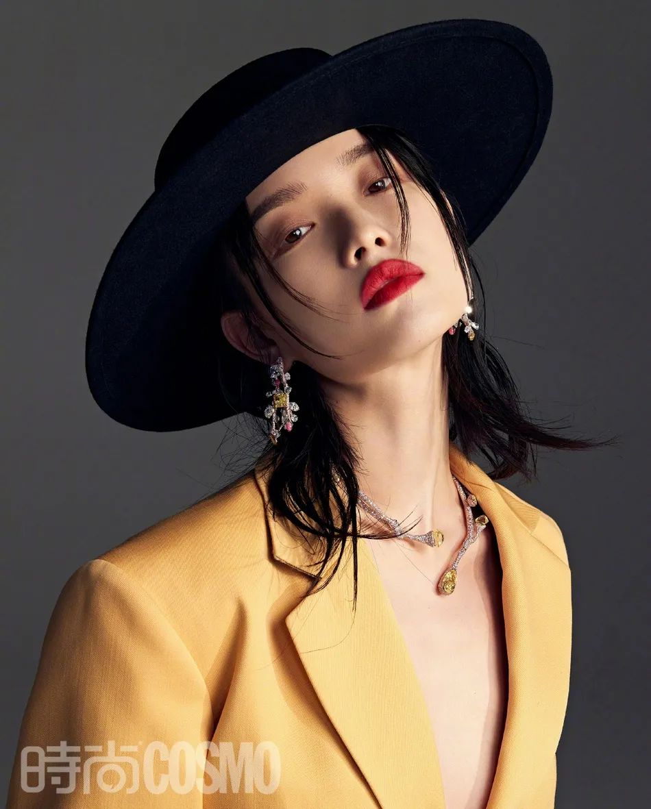 倪妮登时尚杂志封面超英姿飒爽!雪肤玉貌性感美艳