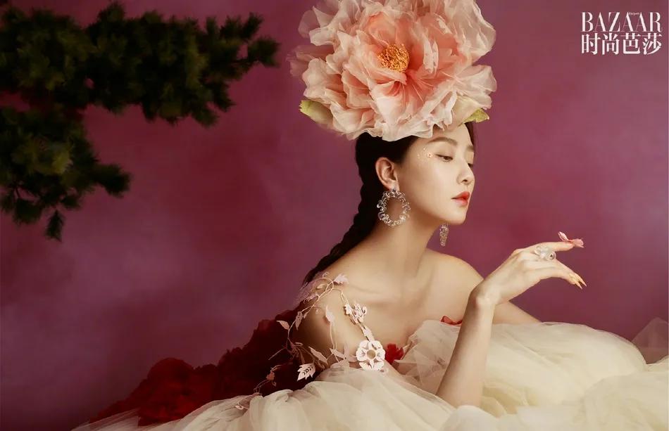 刘诗诗牡丹花间大片灿若春华！肤白貌美清新脱俗